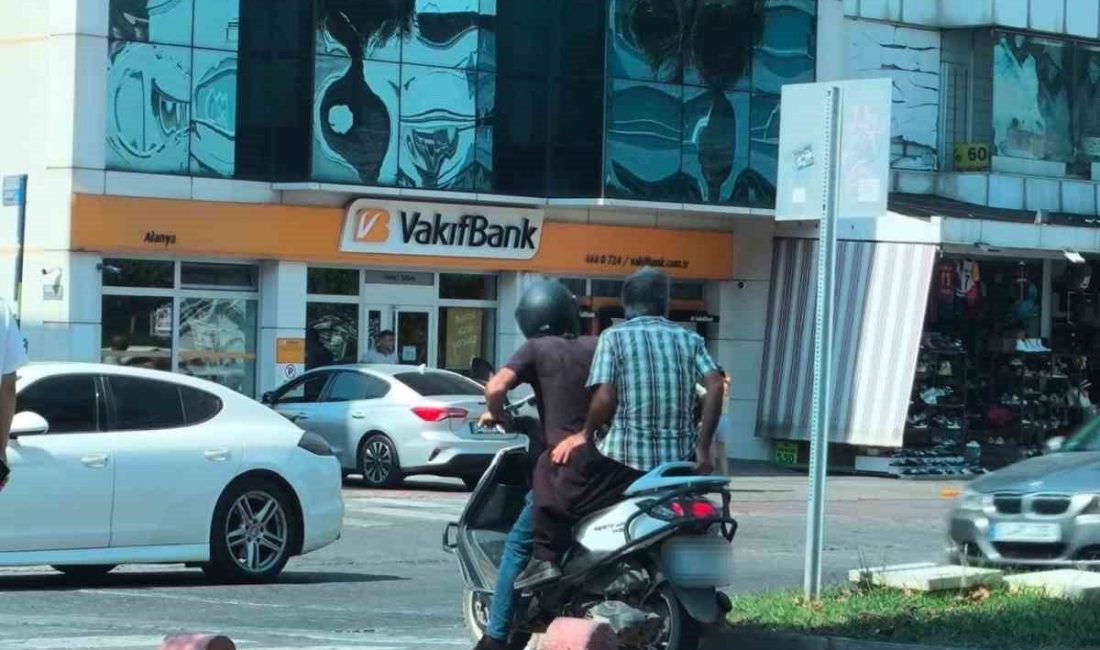 Antalya’nın Alanya ilçesinde, polis ekipleri tarafından yaya yolları ve kaldırımları