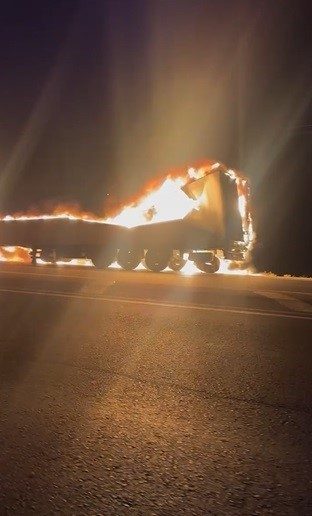 Alevlere teslim olan tır yanarak kullanılamaz hale geldi Hatay’ın Kırıkhan ilçesinde alevlere teslim olan tır, yanarak kullanılamaz hale