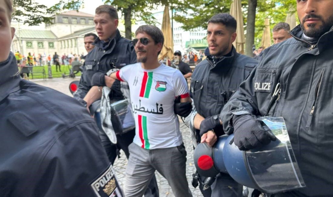 Almanya’nın başkenti Berlin’de her hafta düzenlenen “Filistin ile dayanışma” gösterilerine