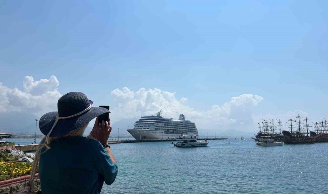 Amerikalı 602 yolcu ve 393 mürettebatlı dev kruvaziyer Alanya’da Marshall Adaları bandıralı ‘Nautica’ isimli kruvaziyer yolcu gemisi, 602 ABD