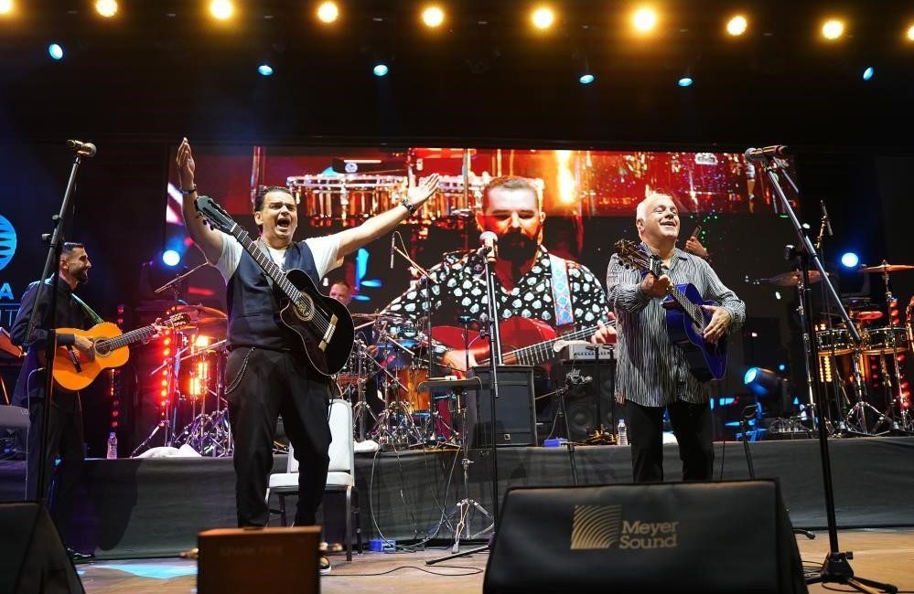 Didim’de konser veren dünyaca ünlü İspanyol müzik grubu Gipsy Kings’in