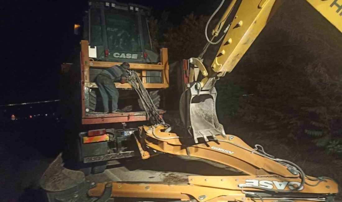 Ankara’da iş makinesi taşıyan kamyon kömür taşıma bandına çarptı Ankara’nın Nallıhan ilçesinde iş makinesi taşıyan kamyon, kömür taşıma bandına