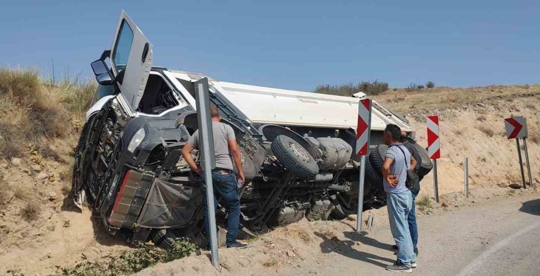 Ankara’nın Beypazarı ilçesinde sürücüsünün kontrolünü kaybettiği tanker devrildi. Kazada sürücü