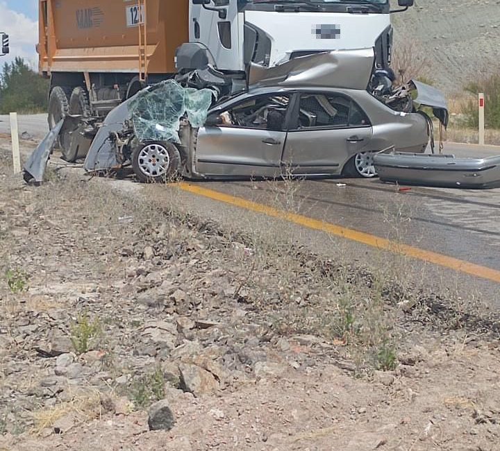 Ankara’da otomobil hafriyat kamyonuyla çarpıştı: 1 ölü Ankara’da hafriyat kamyonu ile otomobilin çarpıştığı kazada 1 kişi hayatını