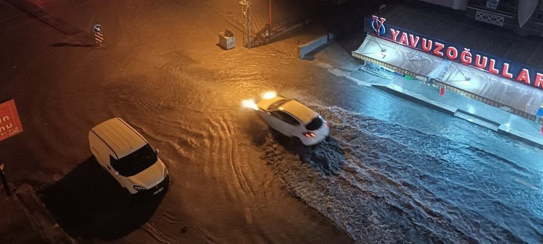 Ankara’nın ilçelerinde akşam saatlerinde başlayan sağanak yağış sele neden oldu.