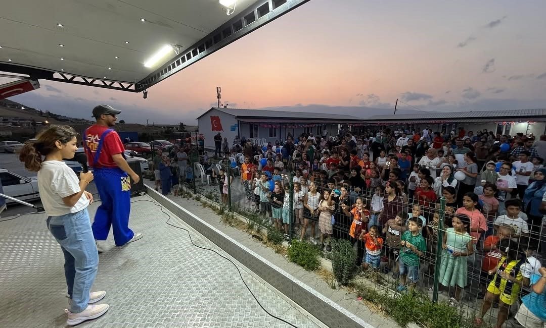 Antakya Belediyesi’nin düzenlediği çocuk şenliğinde depremzede çocuklar doyasıya eğlendi Antakya Belediyesi tarafından konteyner kentte yaşayan çocuklar için Çocuk Şenliği