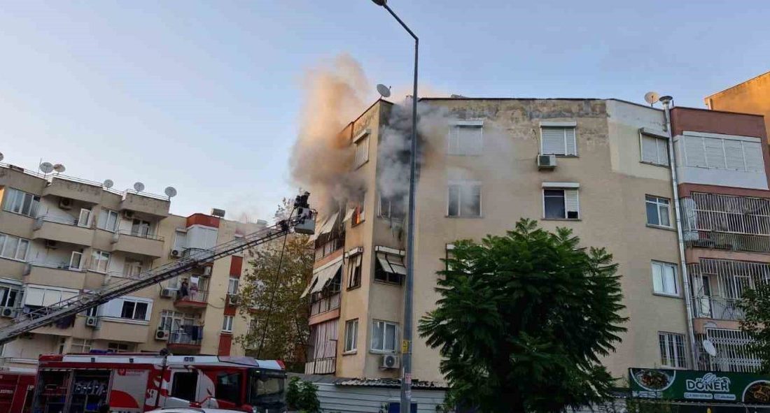 Antalya’nın Muratpaşa ilçesinde 5 katlı apartmanın 4’üncü katında çıkan yangın,