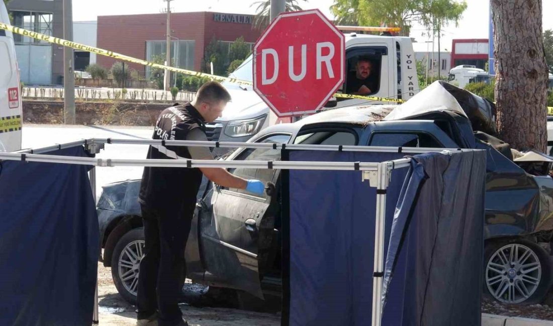 Antalya’da kontrolden çıkıp yol kenarındaki ağaca çarpan otomobilin sürücüsü hayatını
