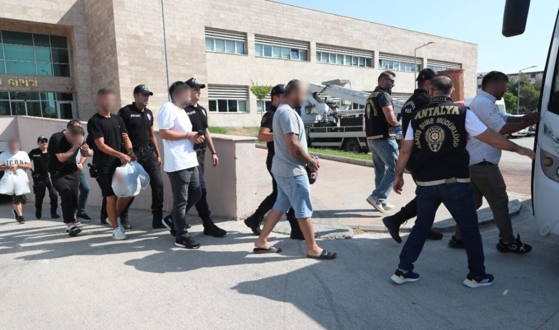Antalya İl Emniyet Müdürlüğü ekiplerince düzenlenen üç ayrı operasyonda, aralarında
