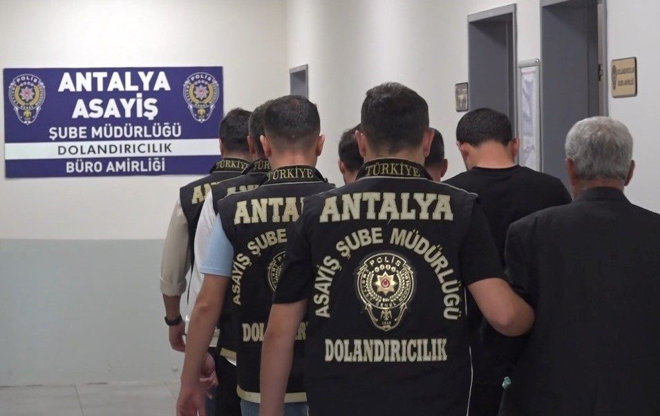 Antalya merkezli 3 ilde düzenlenen operasyonda, kendilerini polis-savcı olarak tanıtarak,