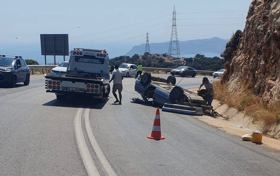 Antalya’da otomobil dağlık alana çarparak ters döndü: 2 yaralı Antalya’nın Kaş ilçesinde sürücüsünün direksiyon hakimiyetini kaybettiği araç dağlık alana