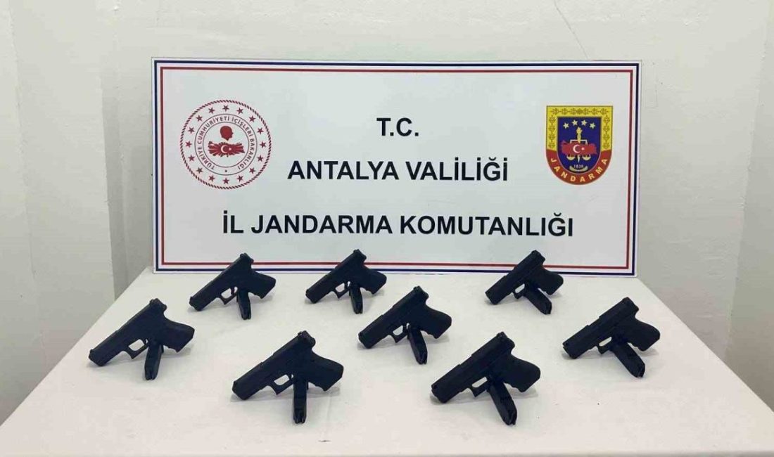 Antalya’da otomobilden 8 ruhsatsız tabanca çıktı Antalya’nın Kepez ilçesinde jandarmanın durdurduğu bir otomobilde yapılan aramada 8