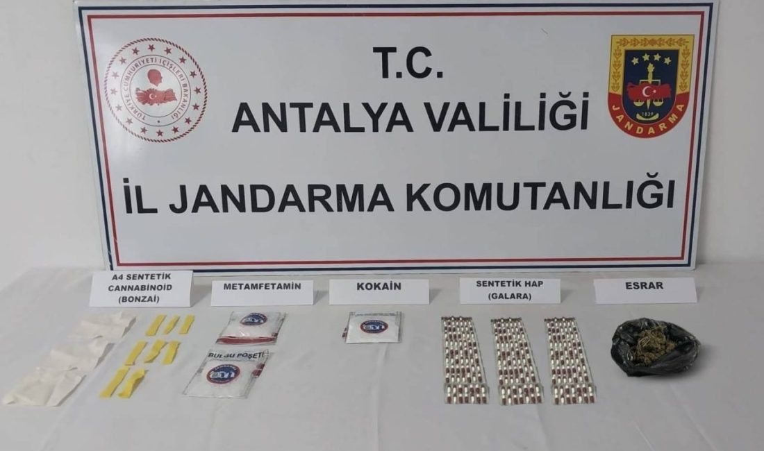 Antalya’da uyuşturucu operasyonunda çok sayıda madde ele geçirildi Antalya’nın Aksu ilçesinde jandarma ekipleri tarafından düzenlenen uyuşturucu operasyonunda çok