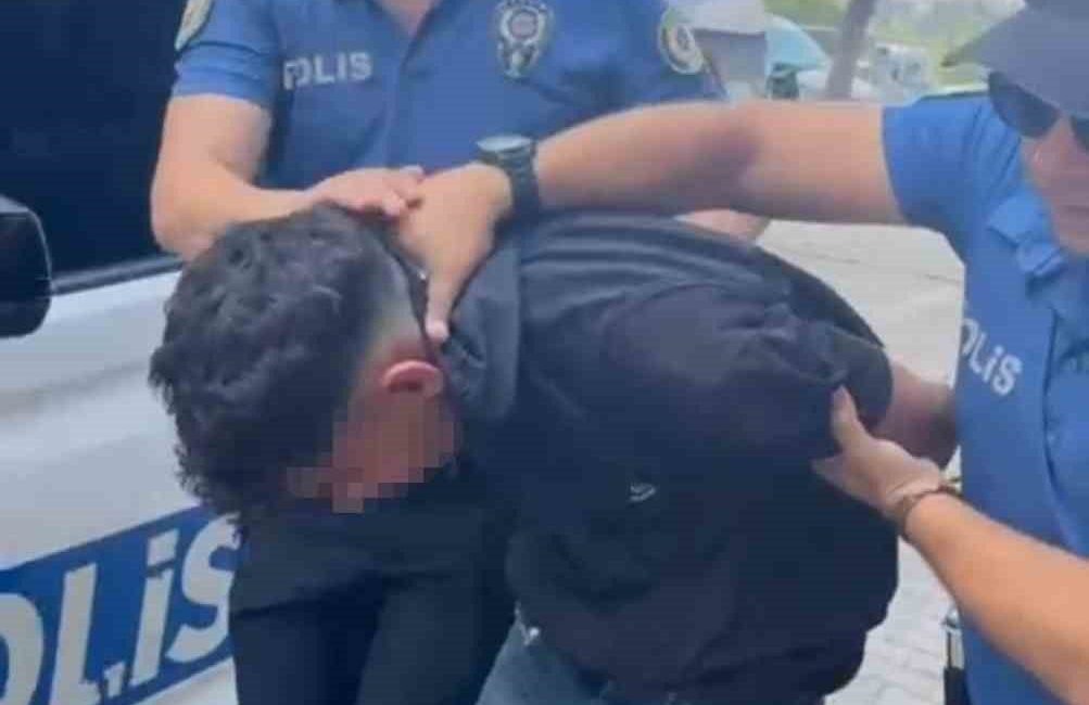 Adana’da araçların camını silerken korku salıp, bir aracın camına vuran