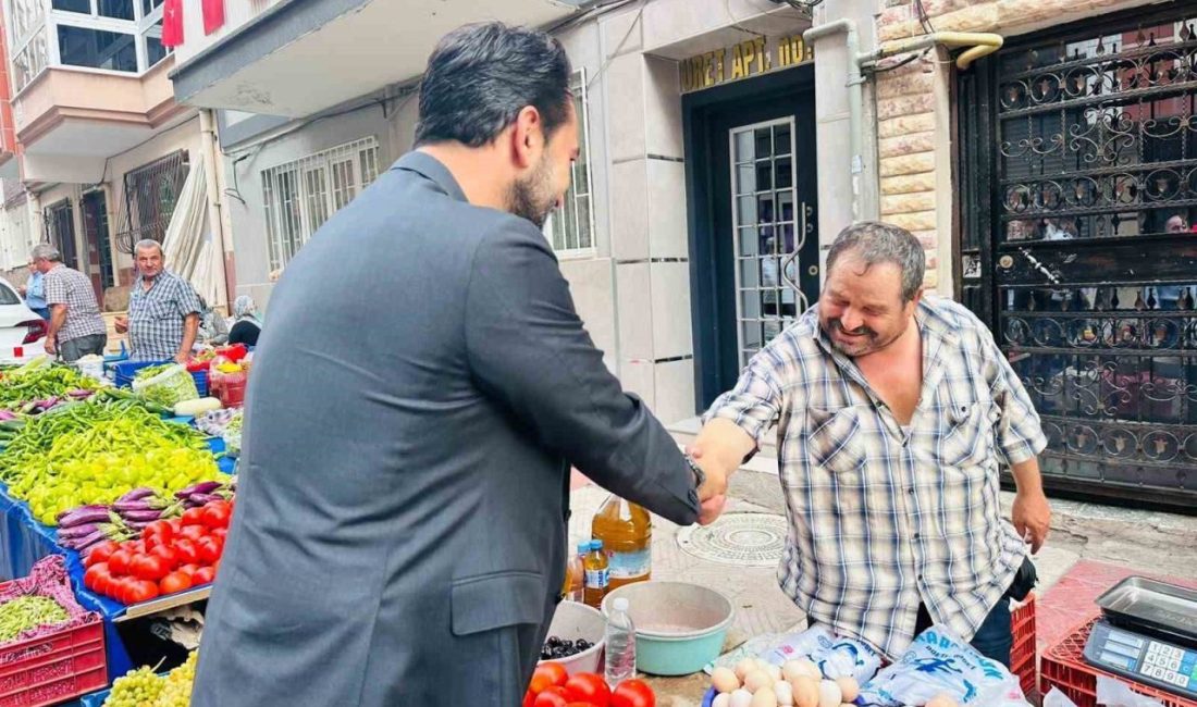 Arınç, pazarcı esnafını dinledi AK Parti MKYK Üyesi ve Manisa Milletvekili Mücahit Arınç, Alaybey