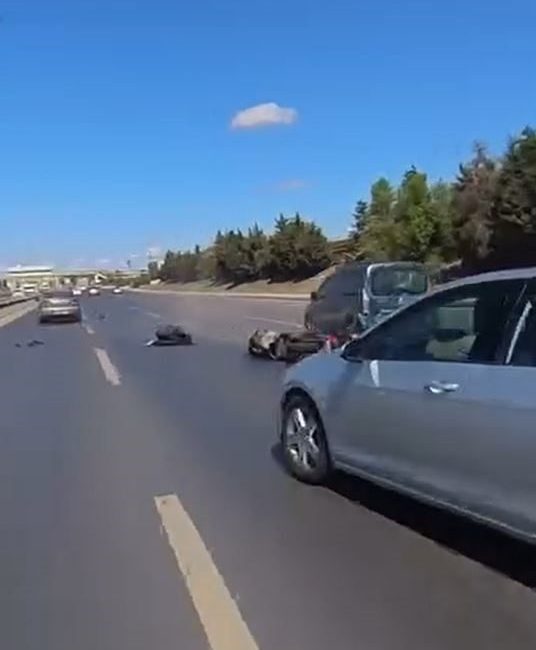 Arnavutköy’de motosikletli, araç altında kalmaktan son anda kurtuldu İstanbul’un Arnavutköy ilçesinde seyir halindeki motosiklet, yol üzerinde duran hafif
