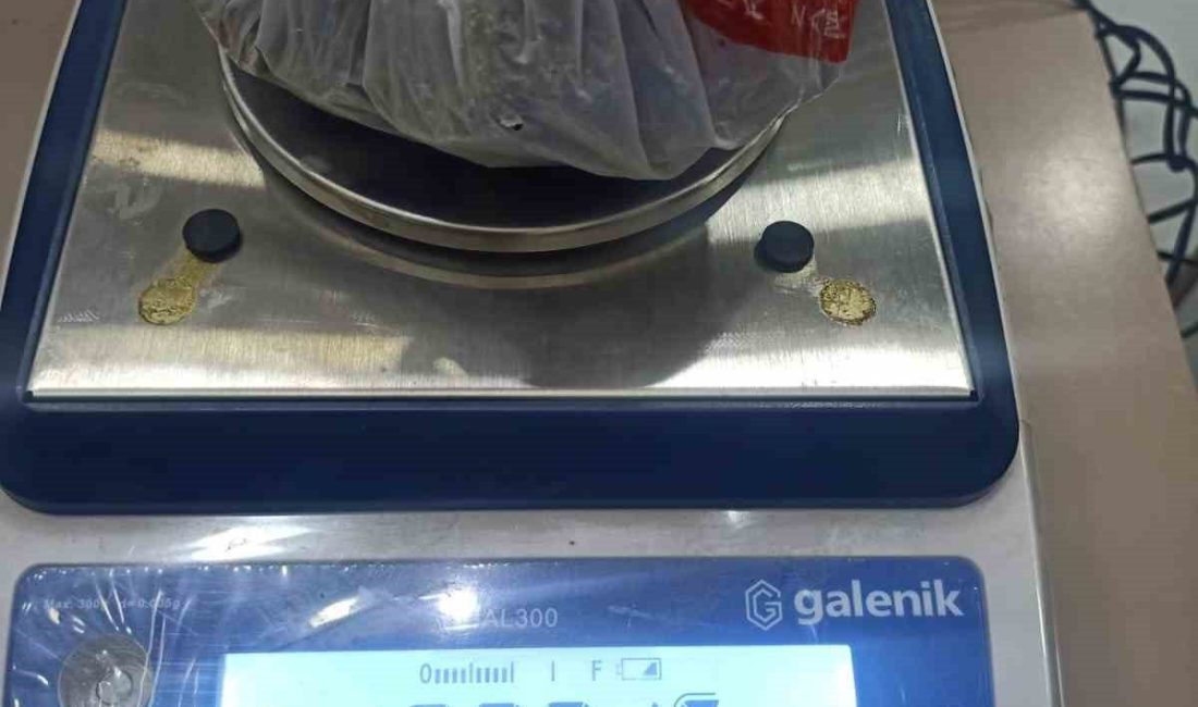 Attıkları poşetten uyuşturucu çıktı Dur ihtarına uymayan motosikletlinin attığı poşetten uyuşturucu çıktı. Edinilen bilgiye