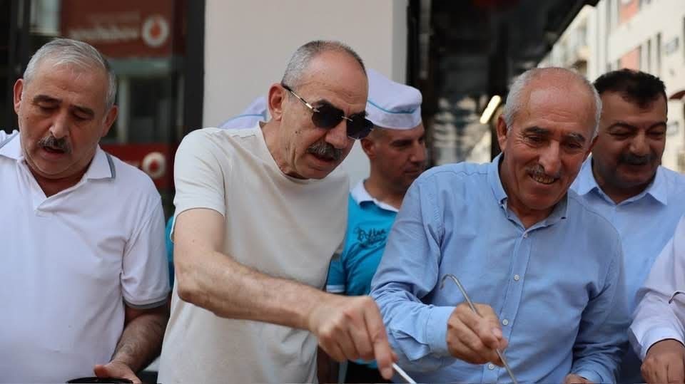 Aydemir’den vatandaşlara aşure ikramı Lokantacılar ve Pastacılar Odası Başkanı Altan Aydemir, vatandaşlara aşure ikramında