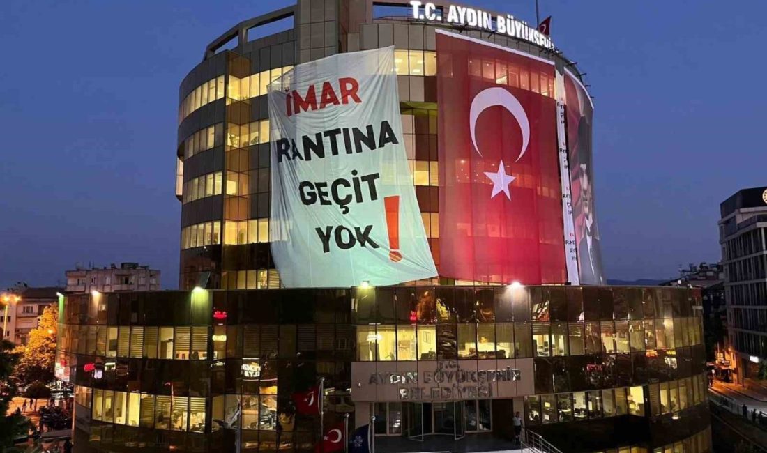 Aydın Büyükşehir Belediyesi binasına dev pankart: “İmar rantına geçit yok” Cumhuriyet Halk Partisi (CHP) Genel Başkanı Özgür Özel’in partisinden istifa