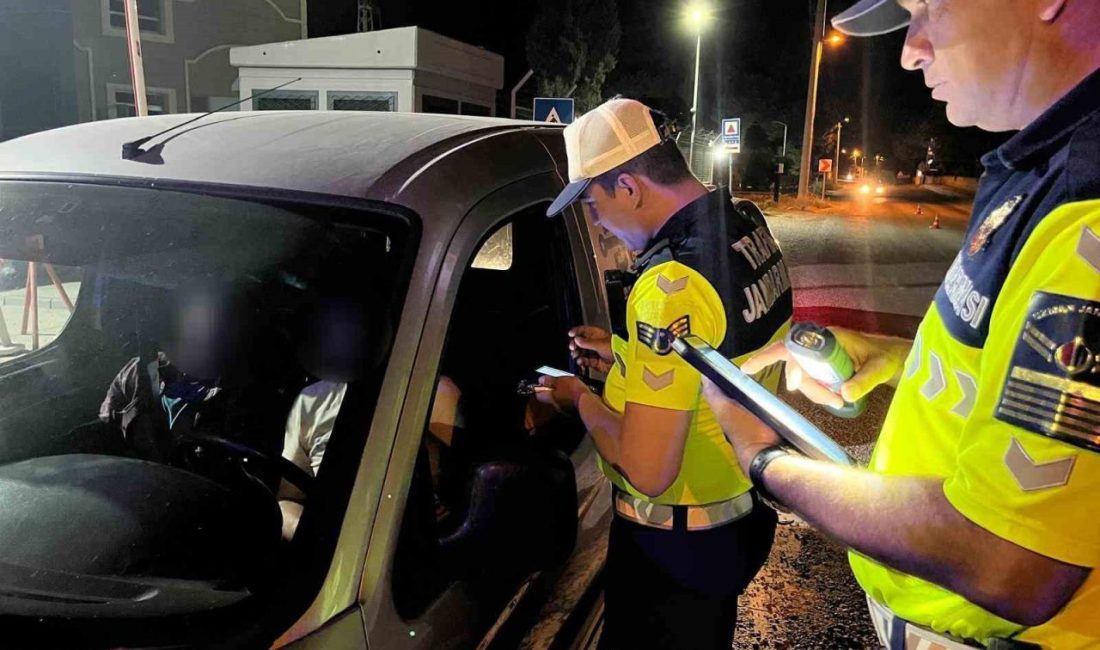 Aydın jandarmasından gece denetimi Aydın’da jandarma ekiplerince suçun önlenmesi amacıyla gece denetimi gerçekleştirildi. Aydın