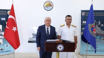 Milli Savunma Bakanı Yaşar Güler ve beraberindeki heyet, İstanbul Tersanesi