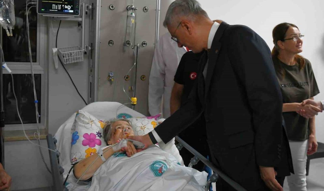 Sağlık Bakanı Kemal Memişoğlu, Balıkesir’de meydana gelen depremde yaralanan vatandaşları