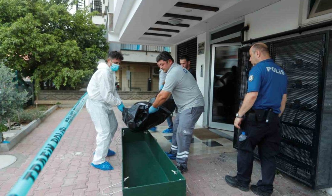 Antalya’da evinin banyosunda boğazı kesilmiş ve yüzünde bıçak darbeleri ile