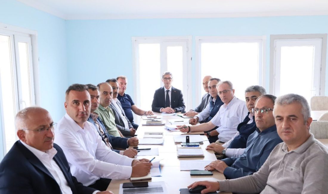 Bayburt’ta ilçe milli eğitim müdürleri ile yeni dönem toplantısı yapıldı Bayburt İl Milli Eğitim Müdürü Ömer Faruk Kahraman, yeni eğitim-öğretim
