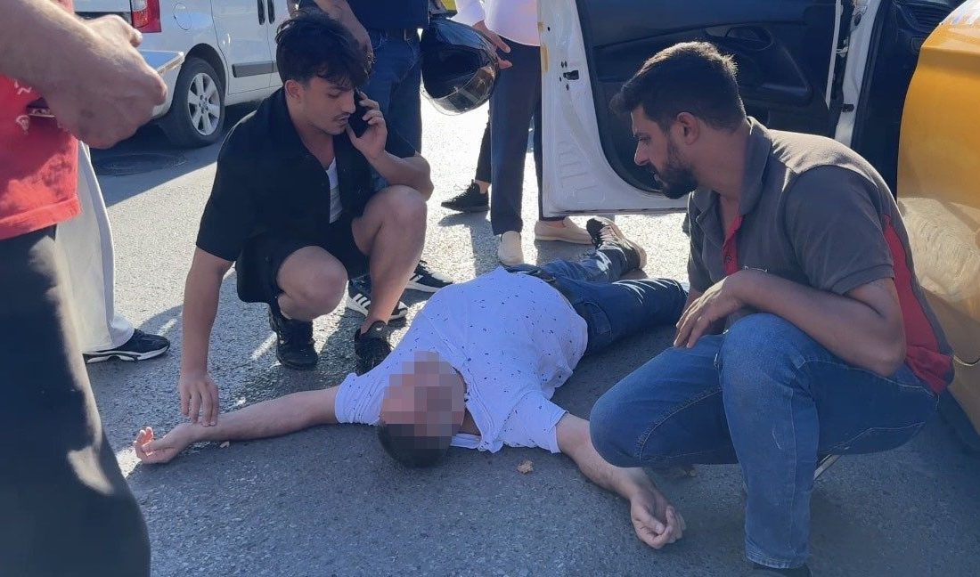 İstanbul Beyoğlu’nda direksiyon başında fenalaşan taksici, aracından inerken baygınlık geçirerek