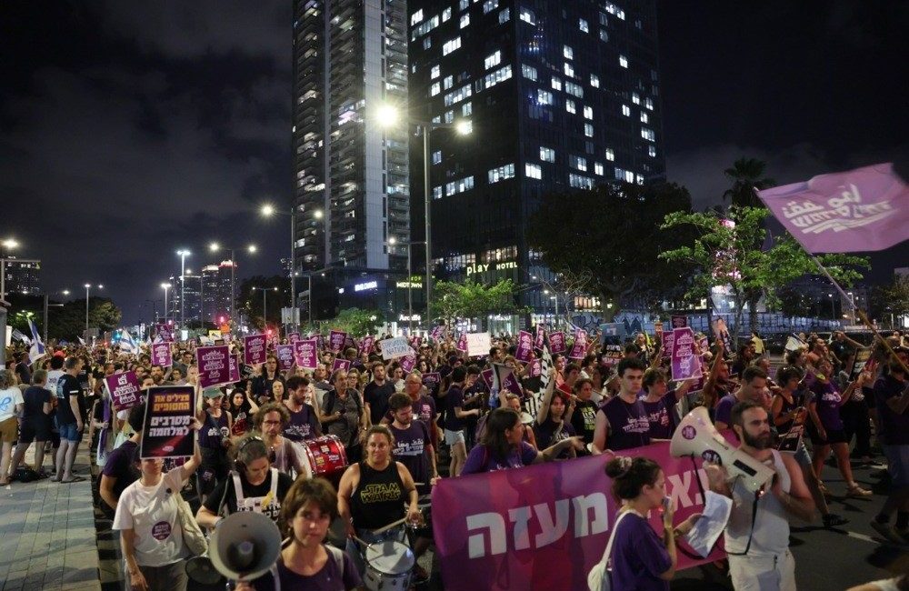 İsrail’in başkenti Tel Aviv’de binlerce kişi rehinelerin serbest bırakılması için