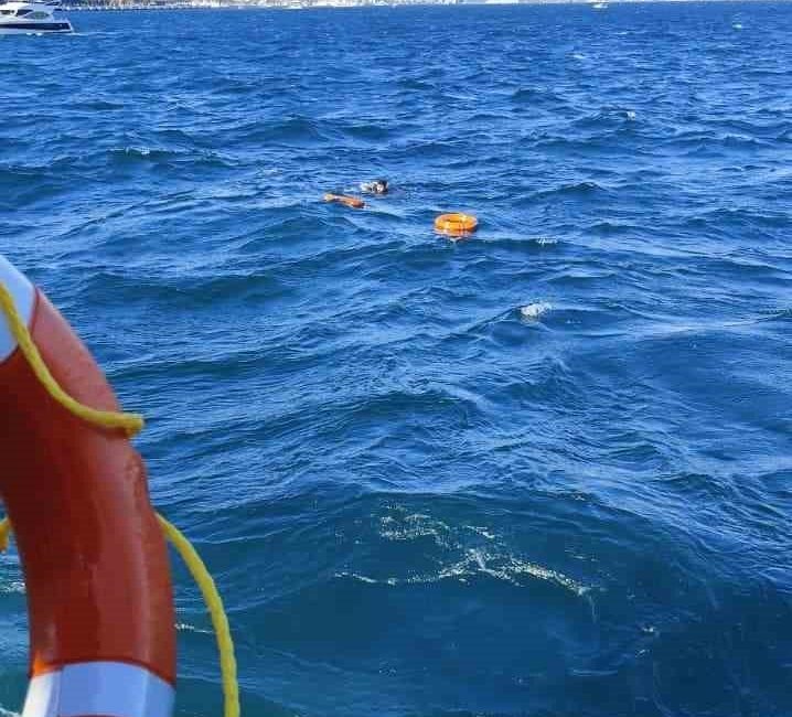 Boğulmak üzereyken vapurdaki yolcular fark etti, kurtarıldı Eminönü açıklarında denizde boğulmak üzere olan bir kişi, vapurdaki vatandaşlar
