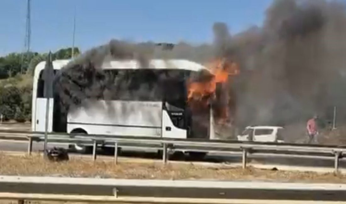 Bolu’da D-100 kara yolunda seyir halindeki yolcu midibüsü, motor kısmından