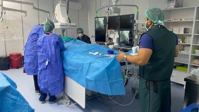 2023 yılında dönemin Sağlık Bakanı Fahrettin Koca ile görüşen AK