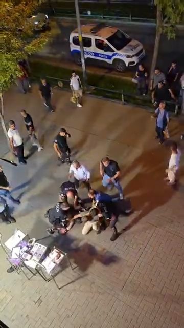 Bursa’nın Osmangazi ilçesinde giyim mağazası önünde çıkan kavgada 4 kişi