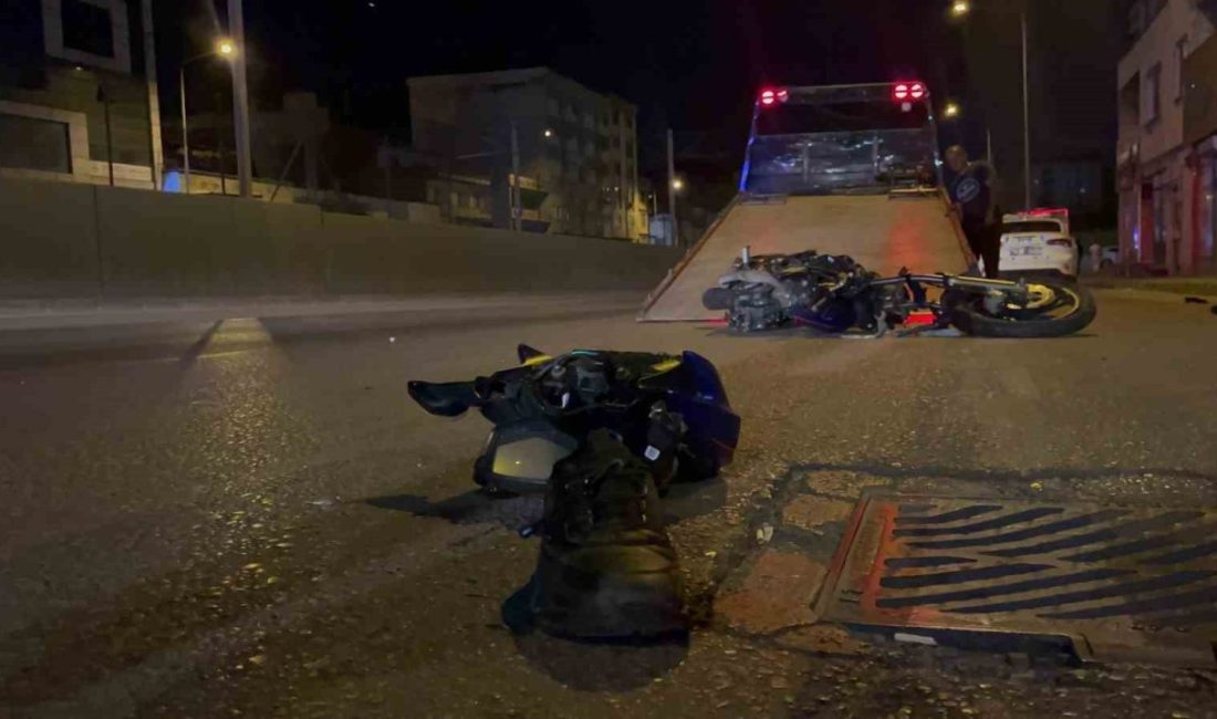 Bursa’da motosiklet işletme girişine çarptı: 2 ağır yaralı Bursa’da bir motosiklet kaldırıma ve bir işletmenin girişine çarptı. Kazada