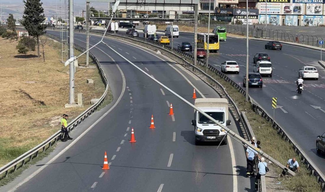 İstanbul’un Büyükçekmece ilçesinde E-5 Karayolu’nda şiddetli rüzgar nedeniyle aydınlatma direği
