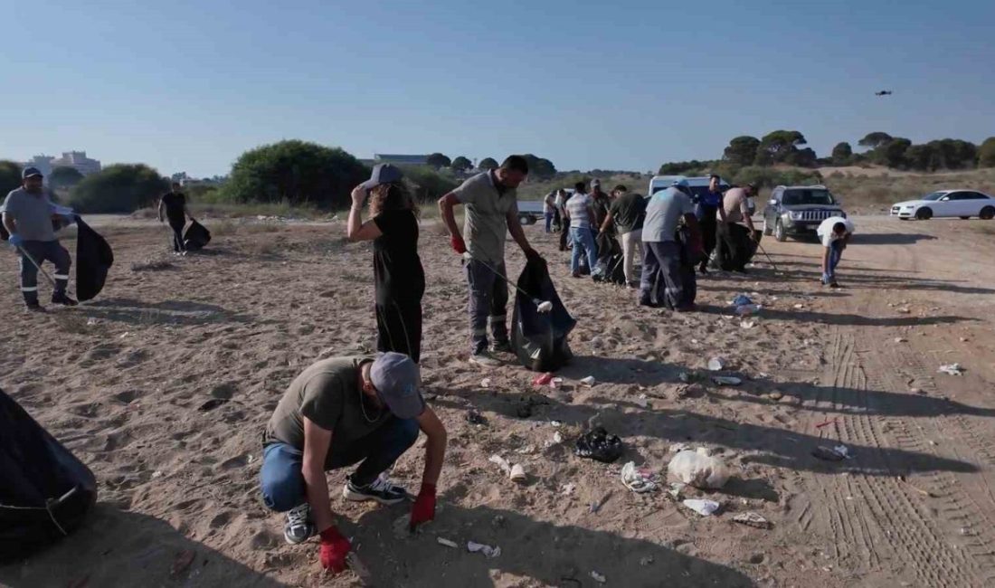 Çardaklar yıkılıp halka açılmıştı, çöpten geçilmeyen sahile temizlik operasyonu Antalya’nın Aksu ilçesindeki Kumköy Sahili’nde, geçen yıl yıkılan çardakların ardından
