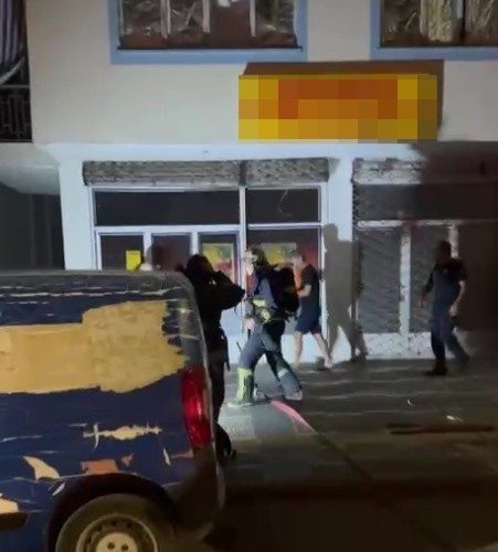 Çocukların dikkati yangının büyümesini engelledi Manavgat’ta bir kargo firmasında çıkan yangın karşı apartmanda bulunan çocukların