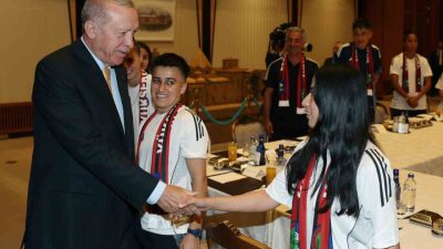 Cumhurbaşkanı Recep Tayyip Erdoğan, Yüksekovaspor Kadın Futbol Takımı’nı kabul etti.