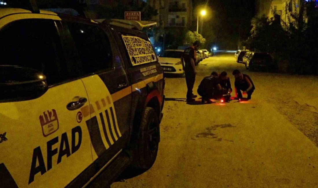 Antalya’da dağlık alandan işaret fişeği atıldığını ve apartmanlara el feneri