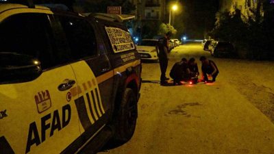 Antalya’da dağlık alandan işaret fişeği atıldığını ve apartmanlara el feneri