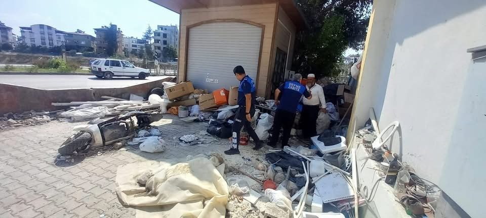 Defne Belediyesi’ne bağlı zabıta müdürlüğü ekipleri, ilçede vatandaşlardan kaynaklı yaşanan