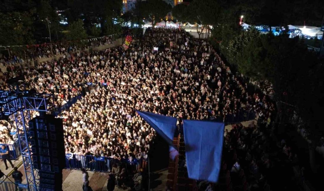 Demirci Kurtuluş Festivali’nde Merve Özbey sahne aldı Manisa’nın Demirci ilçesinde düzenlenen Kurtuluş Festivali’nde sanatçı Merve Özbey muhteşem