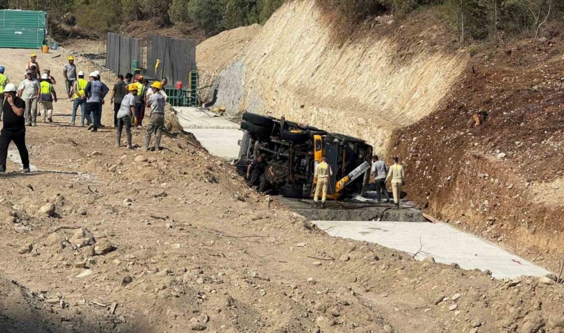 Devrilen vinçte yangın çıktı, ilk müdahaleyi orman ekipleri yaptı Antalya’da otoyol şantiyesinde yapılan çalışma sırasında devrilen vinçte yangın çıktı.