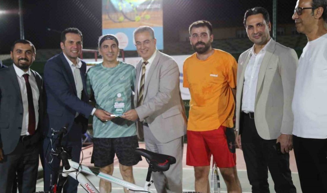 Diyarbakır İl Sağlık Müdürlüğü tenis turnuvası finali gerçekleşti Diyarbakır İl Sağlık Müdürlüğünün düzenlediği, 46 sağlık çalışanının yarıştığı tenis