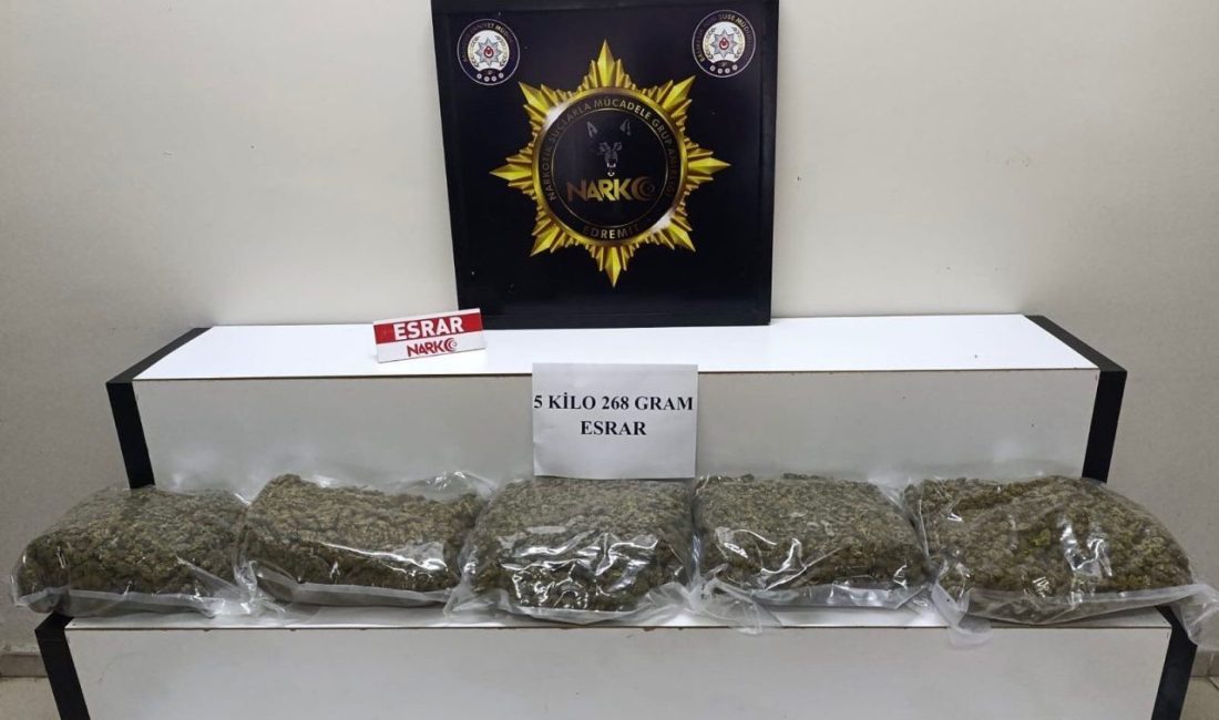 Balıkesir’in Edremit ilçesinde polis ekiplerince düzenlenen operasyonda 5 kilogram esrar