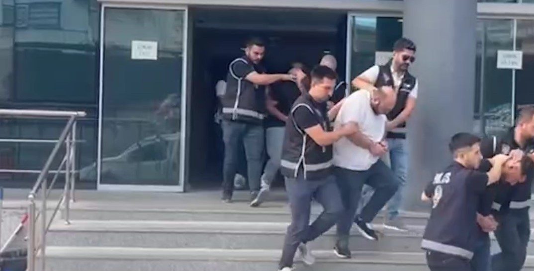 Bursa il girişinde durdurulan bir araçta 2 adet el bombası