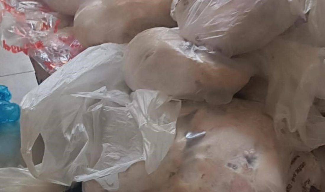 Elazığ’da 345 kilo küflenmiş tavuk ele geçirildi Elazığ’da bir yemek üretim işletmesinde yapılan denetimde, bozulmuş 345 kilogram