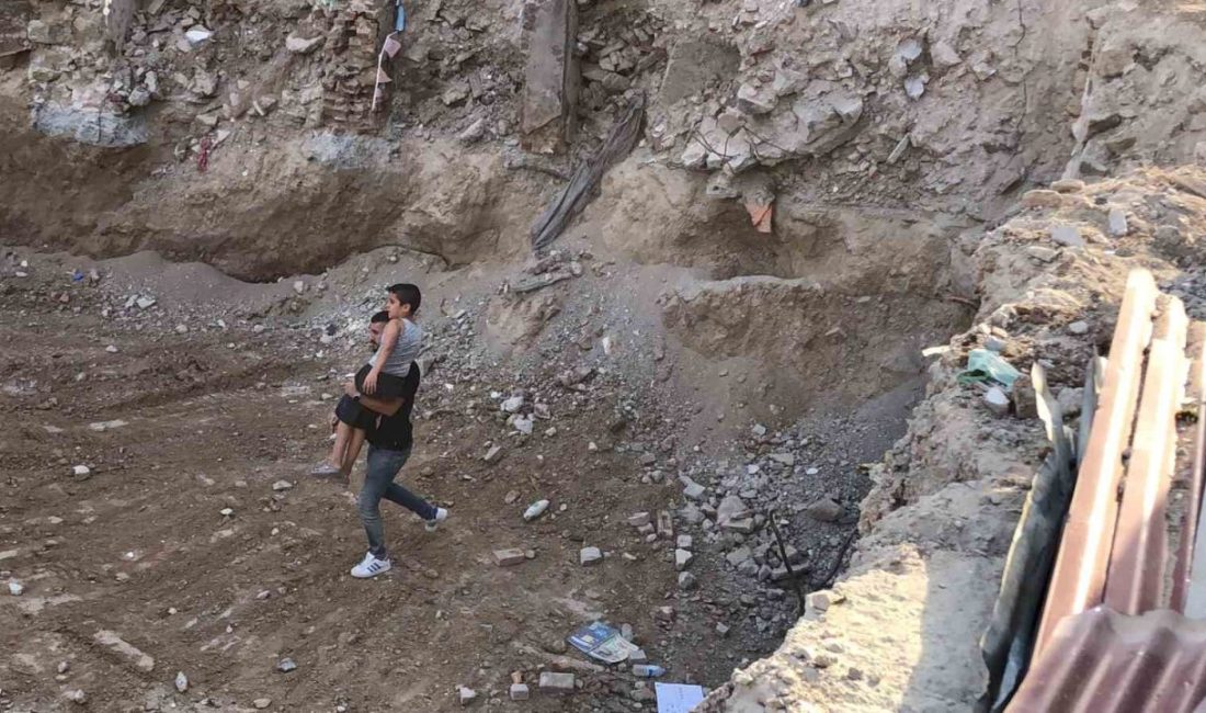 Elazığ’da inşaat çukuruna düşen çocuk kurtarıldı Elazığ’da bir inşaatın temel çukuruna düşen çocuk, çevredeki vatandaşlar tarafından