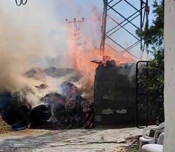 Elektrik kabloları odunlukta yangına neden oldu Malatya’nın Battalgazi ilçesinde elektrik direğinden kopan kablo, bir odunluğun üzerine